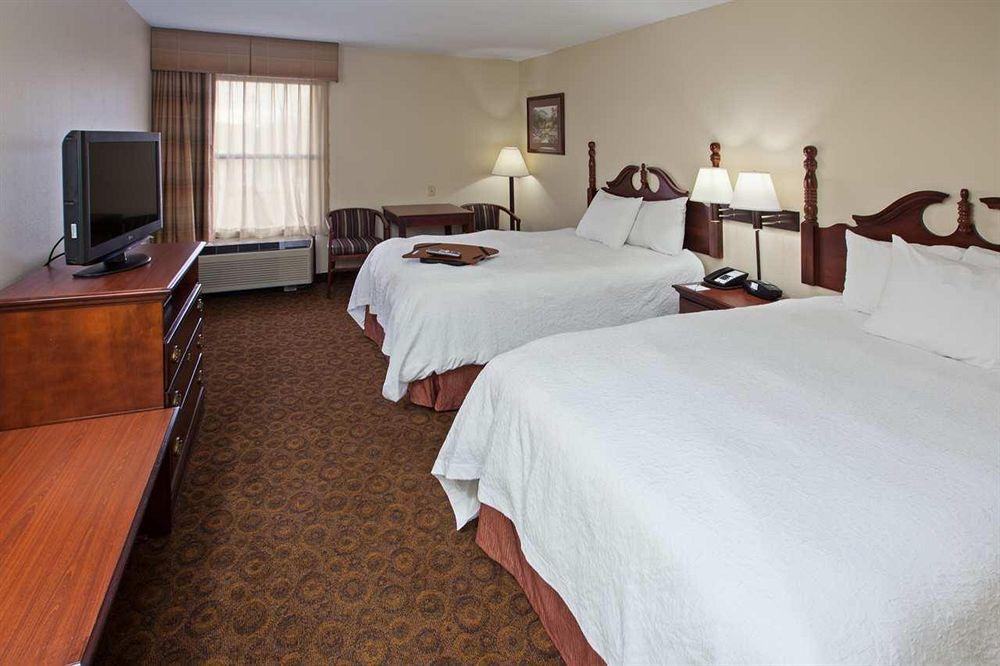 Hampton Inn Dickson Exterior photo